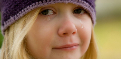 Trist jente som gråter