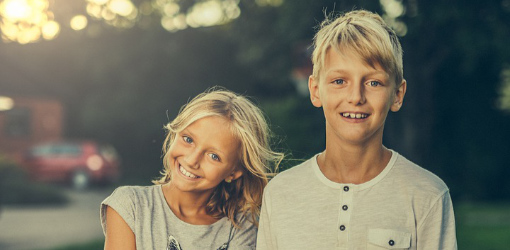 Sterk selfvølelse glad gutt og jente